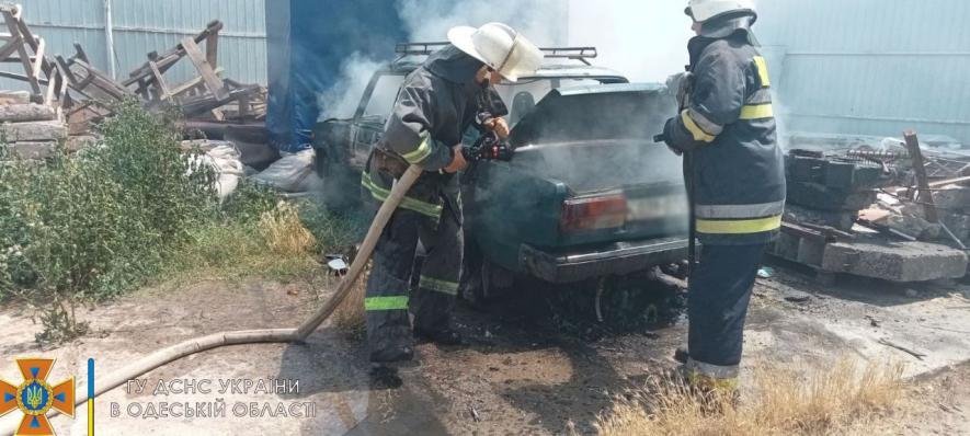На Одещині пожежники гасили палаючий автомобіль, - ФОТО