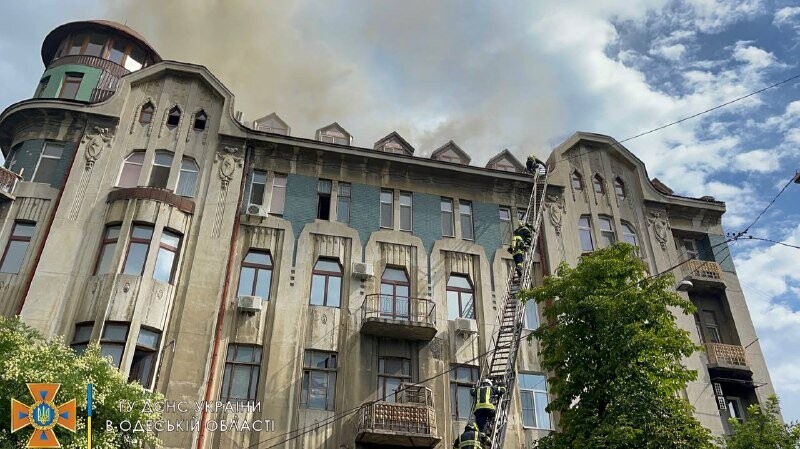 В центрі Одеси триває ліквідація масштабної пожежі в житловому будинку, - ВІДЕО