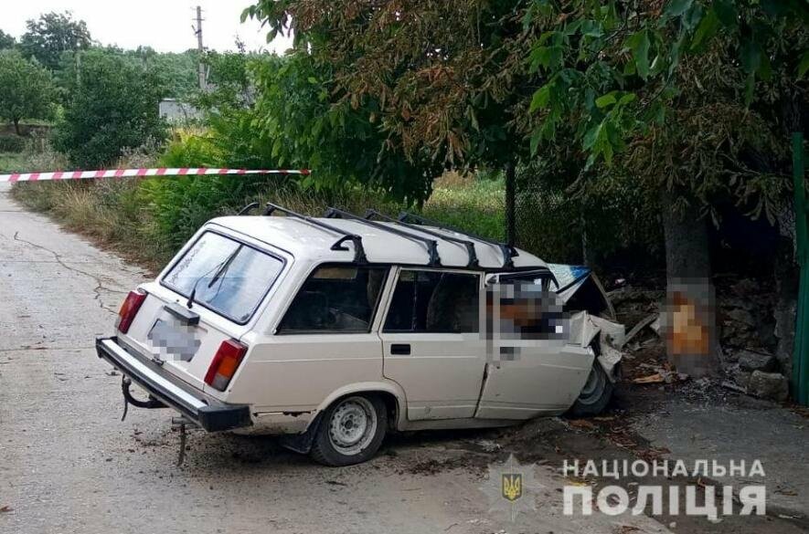 На Одещині автомобіль ВАЗ влетів у дерево, є загиблий, - ФОТО
