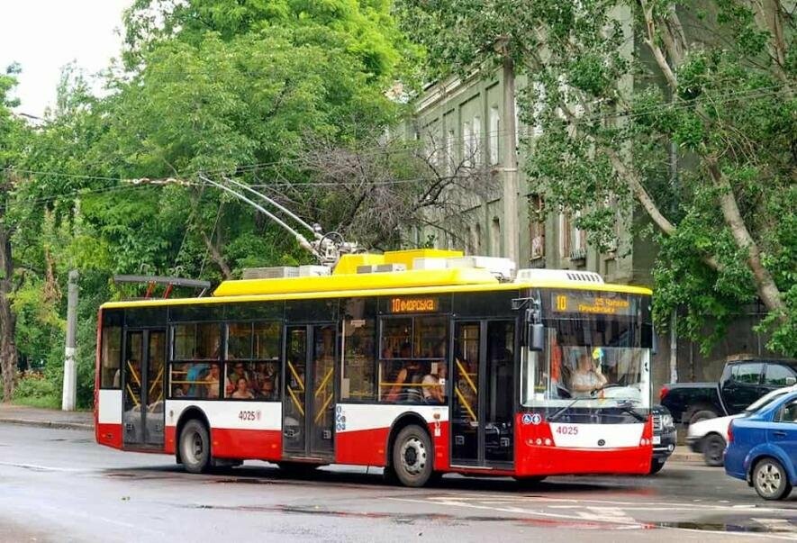 Деякі тролейбуси та автобуси в Одесі 21 квітня тимчасово змінять маршрут