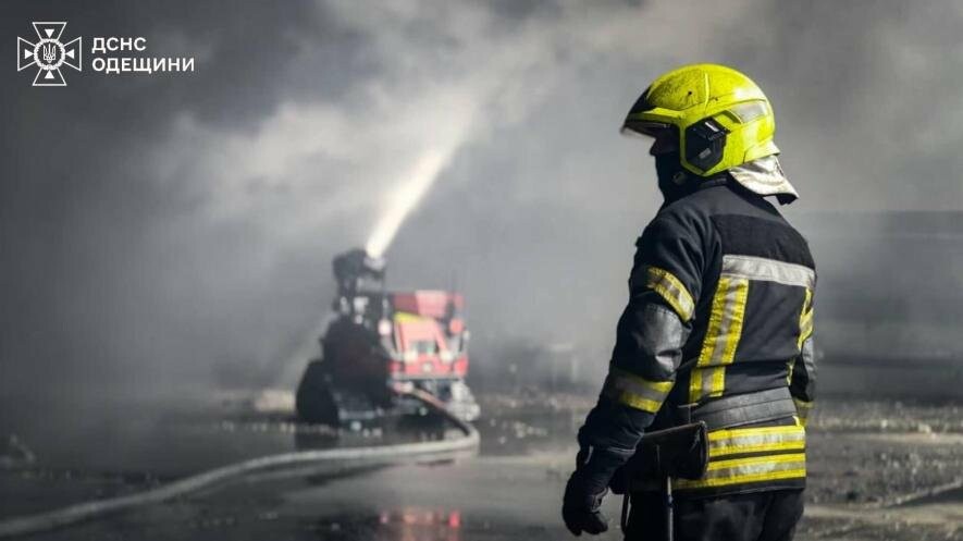 На Одещині рятувальники використовують роботів для ліквідації пожежі, - ФОТО