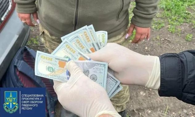 Хабар за інформацію про "дірки" в кордоні: службовця ДПСУ на Одещині підозрюють у підкупі інспекторки, - ФОТО