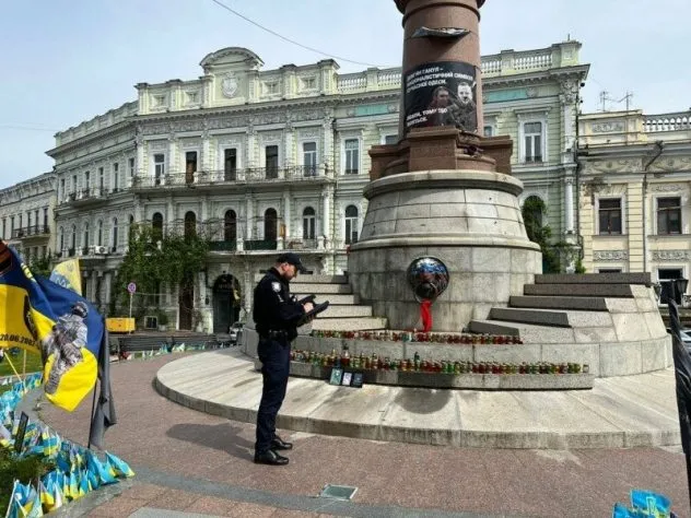 Кольори російського прапору в центрі Одеси: поліція розслідує провокацію