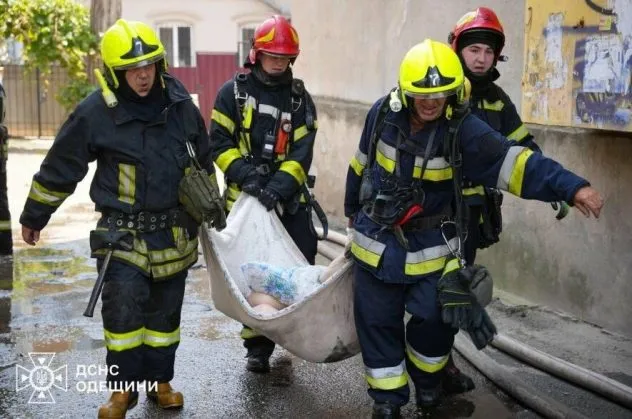 Шістьох людей врятували на пожежі в Одесі, - ФОТО, ВІДЕО