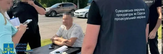 Одесит "продавав" водійські права за $1750: затримано на гарячому