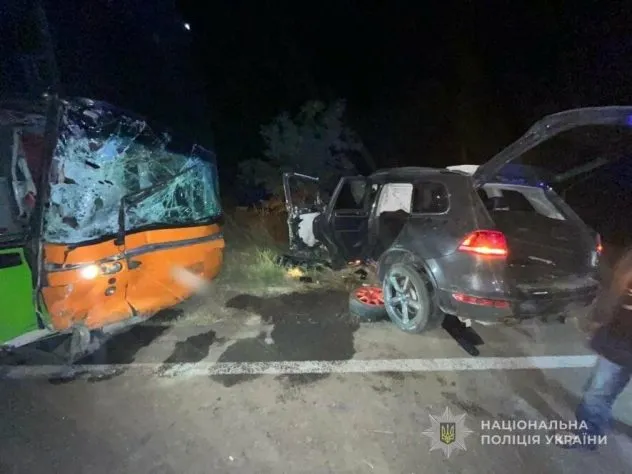 Небезпечний обгін: рейсовий автобус спричинив ДТП на Одещині, дівчину госпіталізовано, - ФОТО