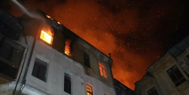 Ніч вогню в Одесі: дві масштабні пожежі у житлових будинках, працювали десятки рятувальників, - ФОТО