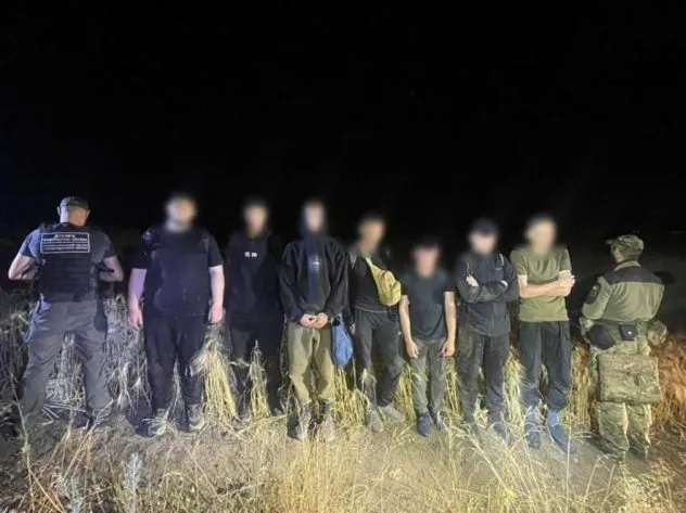 Груповий перехід не вдався: сімох чоловіків затримали на Одещині дорогою до Молдови, - ФОТО