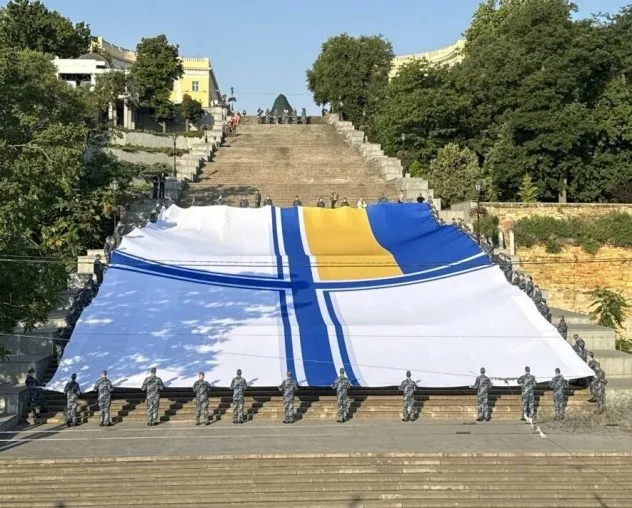 На Потьомкінських сходах в Одесі встановили рекорд: прапор ВМС завдовжки 35 метрів, - ФОТО