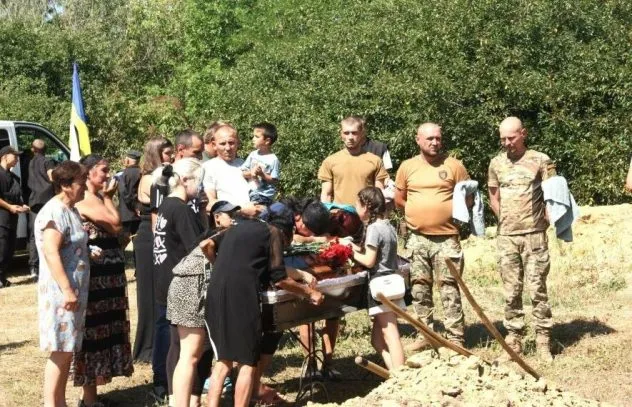 Загинув від кулі на Донеччині: у рідному селі на Одещині поховали воїна ЗСУ, - ФОТО