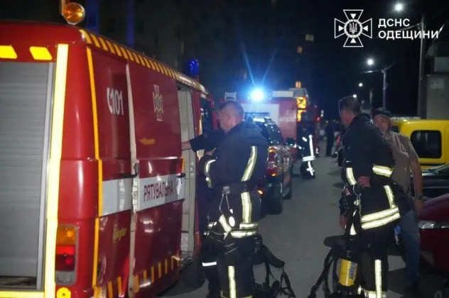Евакуація людей та порятунок тварин: в Одеському району спалахнула пожежа в 16-поверхівці, - ФОТО