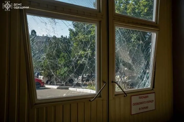 Внаслідок російської атаки в Одесі було пошкоджено гуртожиток та пожежно-рятувальну частину, - ФОТО