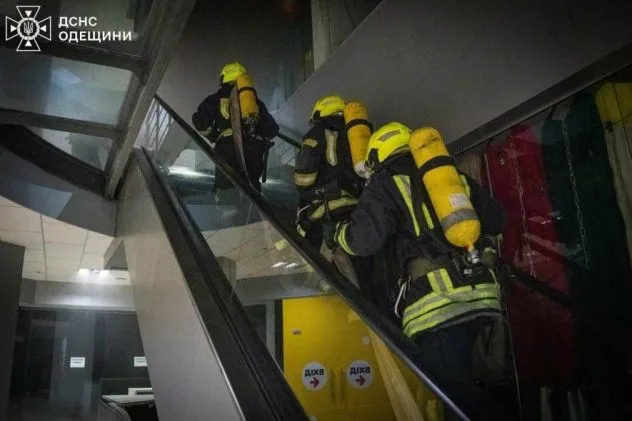 В Одесі майже півсотні рятувальників гасили пожежу в торговому центрі, - ФОТО