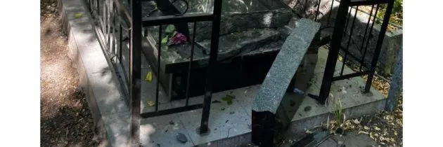 П'яний вандал розбив ногами п'ять пам'ятників на кладовищі в Одесі: його затримали