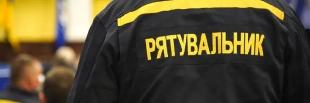 Нічна пожежа в Одесі: рятувальники витягли чоловіка з палаючої квартири