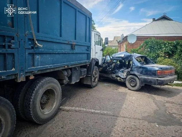 На Одещині вантажівка розчавила легковик: водія вирізали рятувальники, - ФОТО