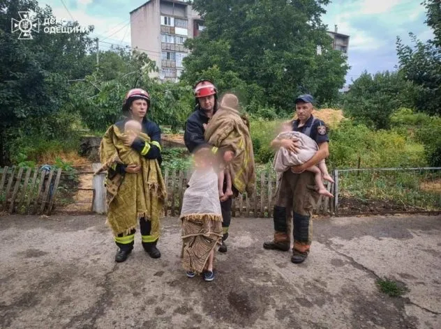 Мати зникла на добу: в Одеській області із зачиненої квартири врятували чотирьох маленьких дітей, - ФОТО