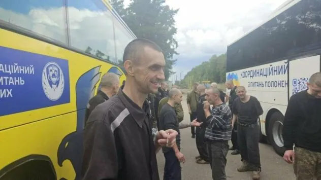 В Україну повернулися військові та цивільні з російського полону: серед них журналіст й колишній мер Херсона, - ФОТО