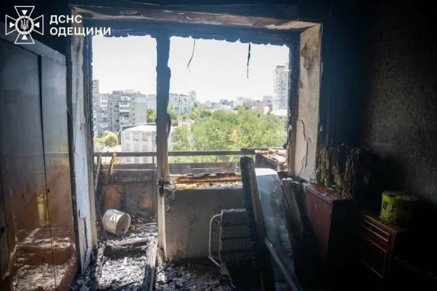 Вогонь охопив балкони двох поверхів: в Одесі спалахнув житловий будинок, - ФОТО