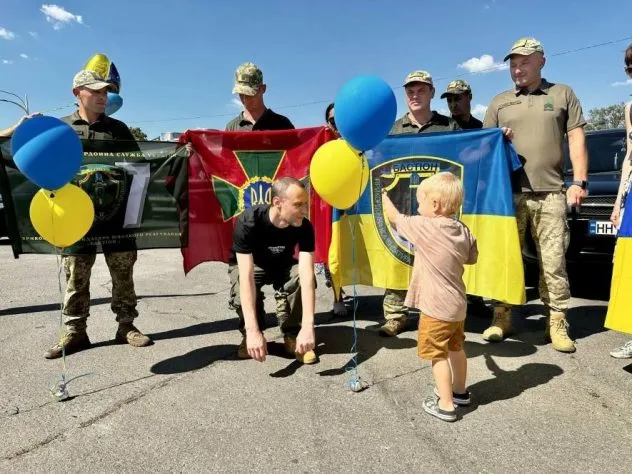 Вперше взяв на руки сина: на Одещині зустріли останнього полоненого прикордонника з острова Зміїний, - ФОТО, ВІДЕО