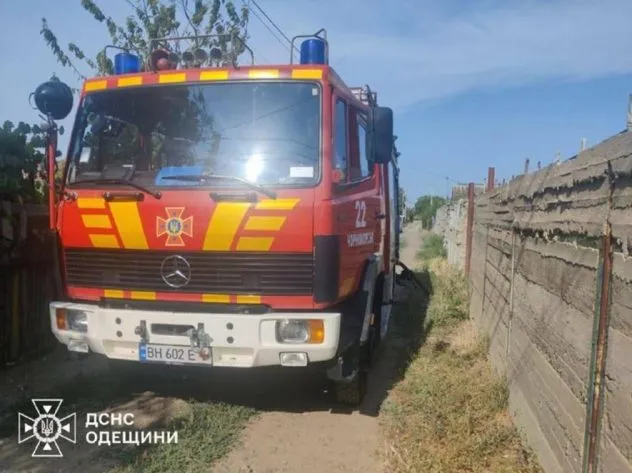 Тіло людини знайшли в палаючому будинку в Одеському районі, - ФОТО