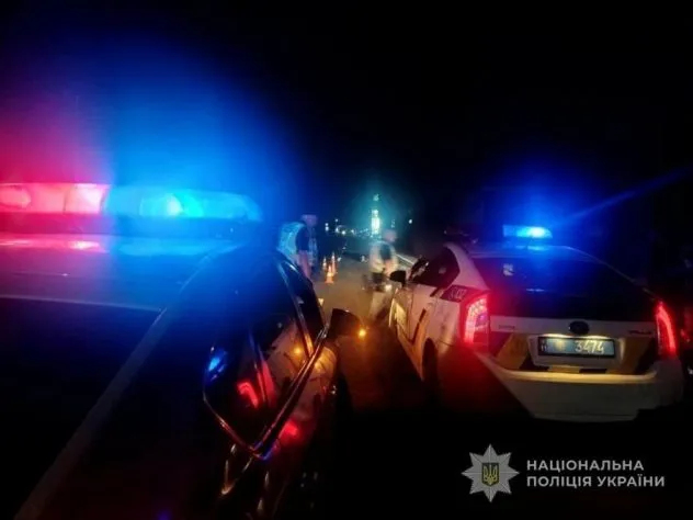 Одна автівка збила, а друга наїхала: під колесами двох авто загинув пішохід в Одеському районі, - ФОТО
