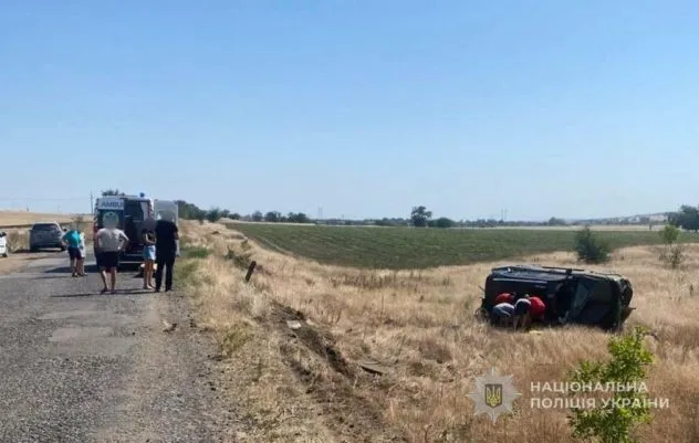 На Одещині Lexus злетів з дороги й перекинувся: загинула жінка, постраждали водій і 5-річна дитина