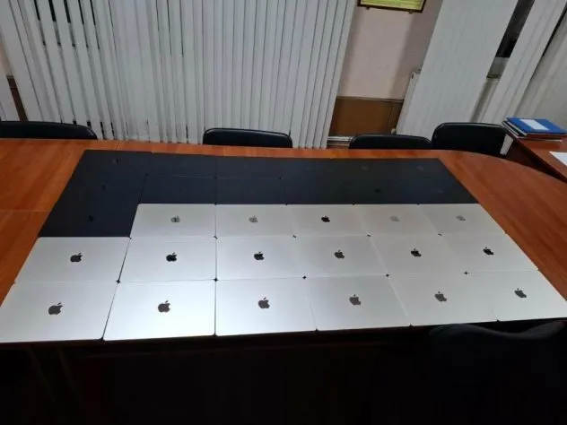 Три десятки MacBook у рейсовому автобусі: колеги одеських прикордонників вилучили "яблучний врожай", - ФОТО, ВІДЕО