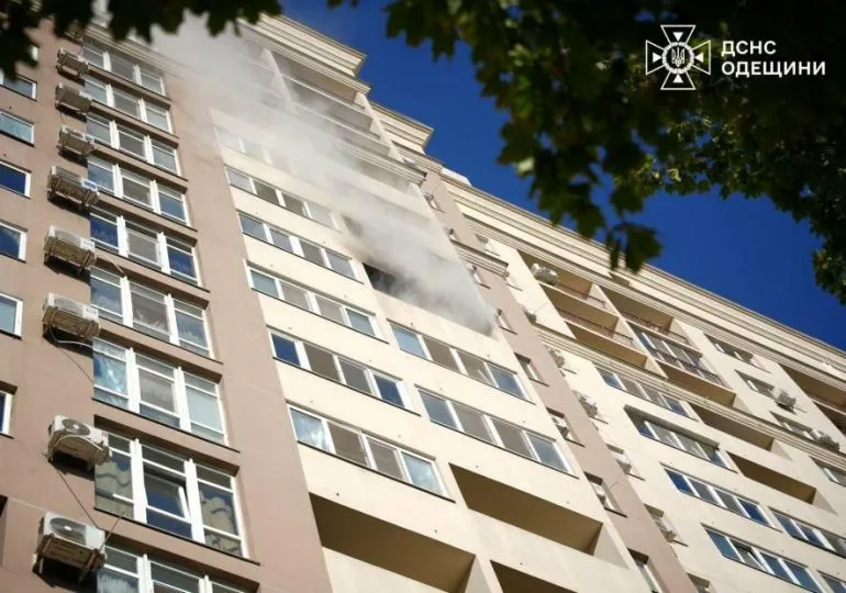 Рятувальники врятували дитину та батьків із задимленої квартири в Одесі, - ФОТО