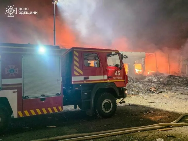 Нічний удар по Одещині: зруйновані склади винзаводу, пожежу гасили десятки рятувальників, - ФОТО