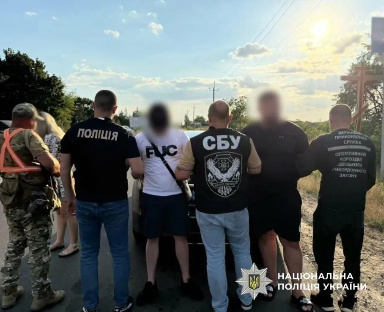 В багажнику й з підробними документами: поліція викрила на Одещині три схеми перетину кордону, - ФОТО
