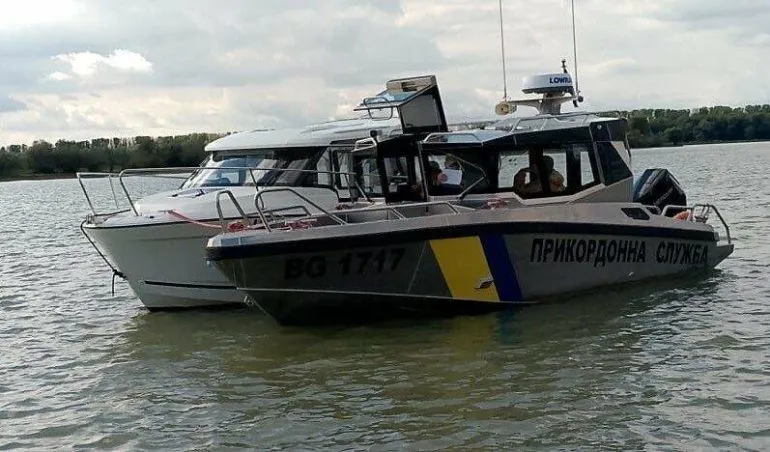 Іноземець заблукав на воді й прийшов катером до берегів Одещини, - ФОТО