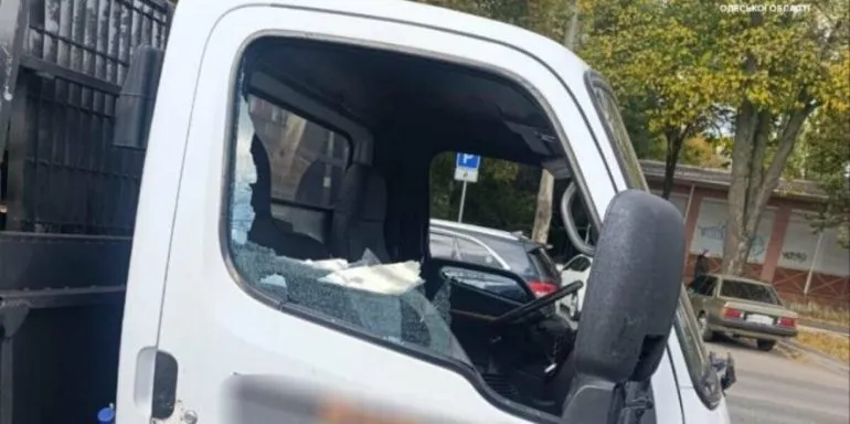 Стрілянина посеред дня в Одесі: п’яний чоловік відкрив вогонь і розбив скло вантажівки, - ФОТО