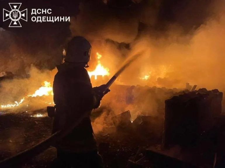 Полум’я після ударів: рятувальники й Нацгвардія гасили пожежі на Одещині, - ФОТО