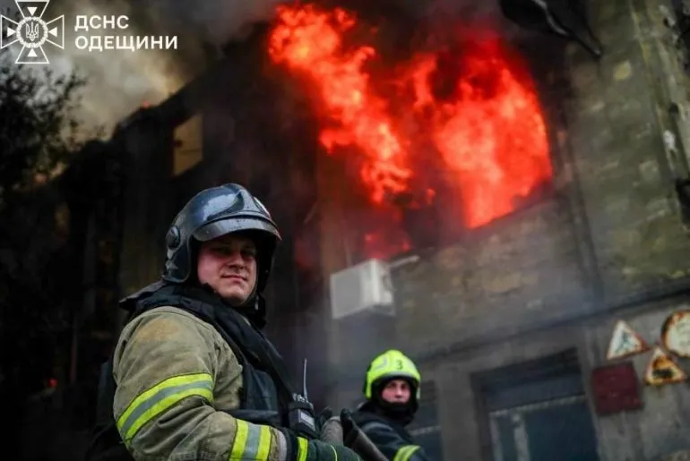 Масштабна пожежа в Одесі: горіла виробнича будівля - ФОТО