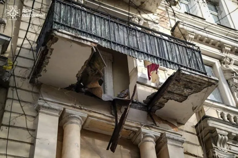 У центрі Одеси обвалився балкон: дві жінки впали з третього поверху, - ФОТО
