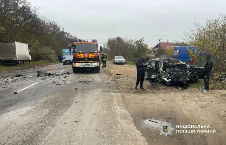 Лобове зіткнення під Одесою: Nissan вилетів на зустрічну під вантажівку