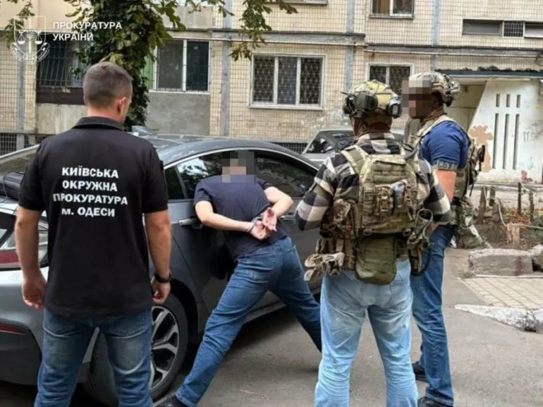 В Одесі криптотрейдера змусили віддати значну суму: зловмисників затримали під час передачі грошей, - ФОТО