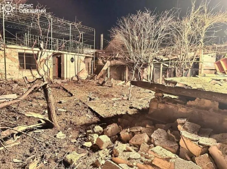 Уламки впали на подвір'ї: ворог знову вдарив по Одещині, - ФОТО
