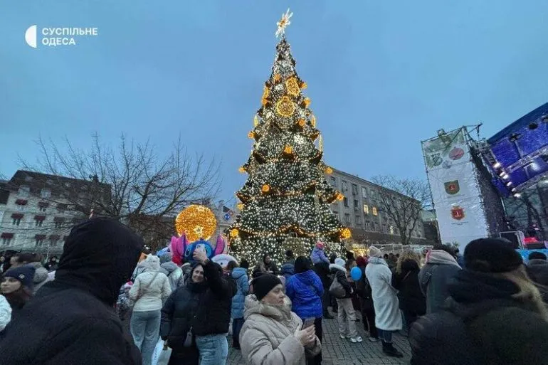 В Одесі запалили головну ялинку: старт новорічних свят на Грецькій площі