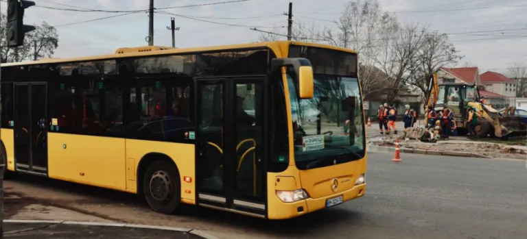 В Одесі курсують соціальні та додаткові автобусні маршрути: перелік зупинок та інтервал руху