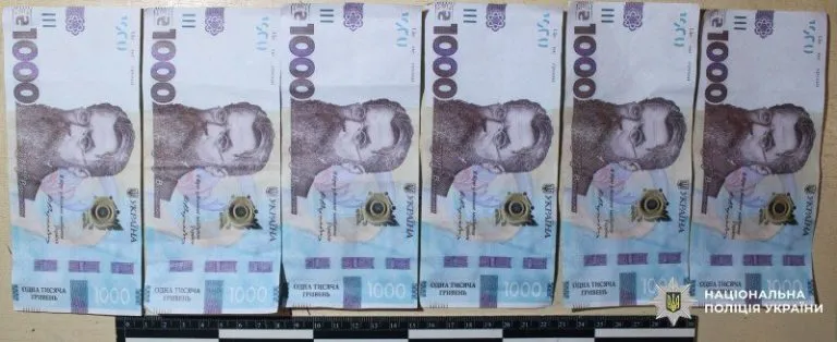 Розраховувалася сувенірними купюрами: на Одещині викрили двох шахраїв