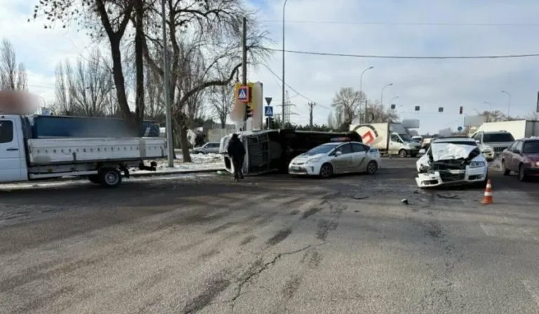 У Хаджибейському районі Одеси зіткнулися Mercedes і Audi: є травмований