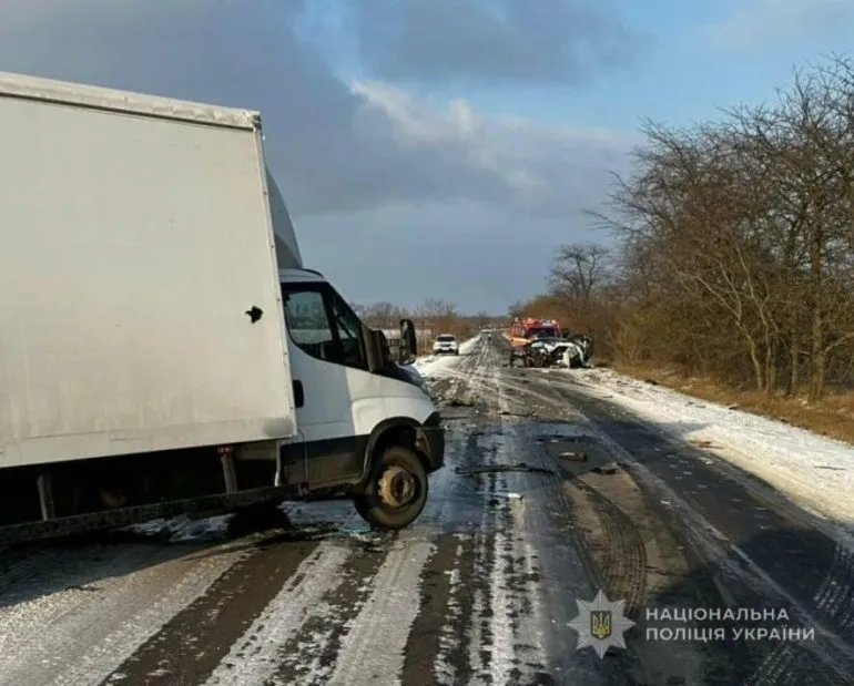 На Одещині легковик зіткнувся з вантажівкою: одни з водіїв загинув