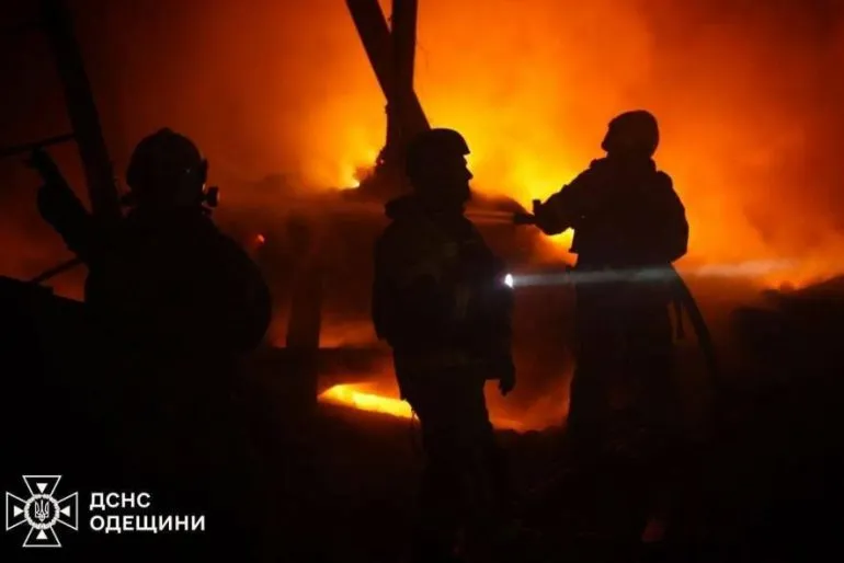 Вибухи в Одесі: вночі дрони вдарили по промисловому об’єкту