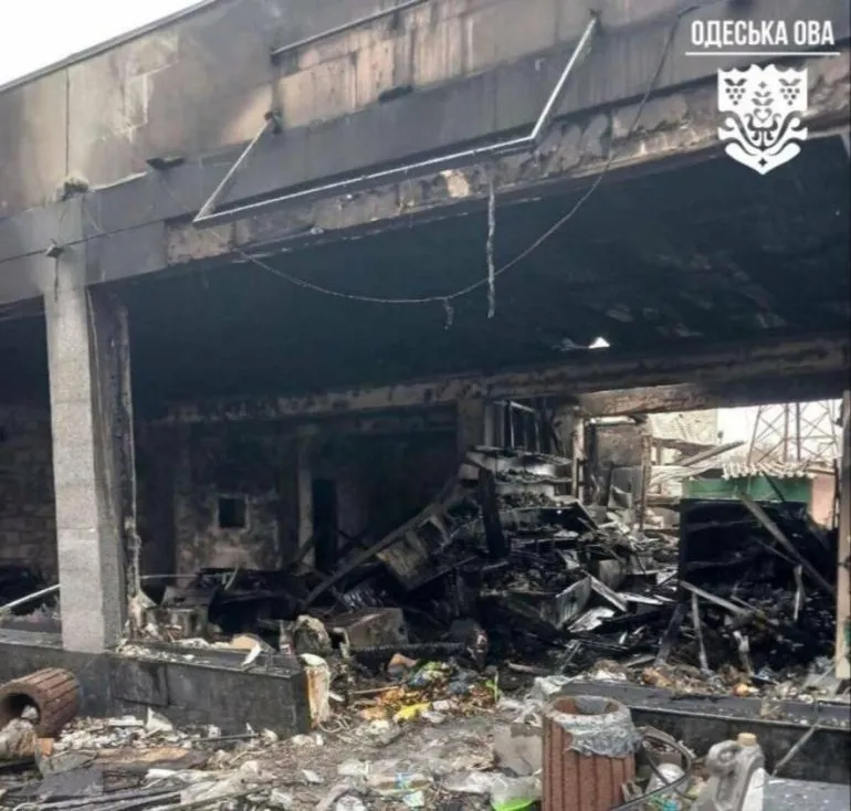 Обвалені фасади й згорілі павільйони: як зараз виглядає Одеса після нічної атаки