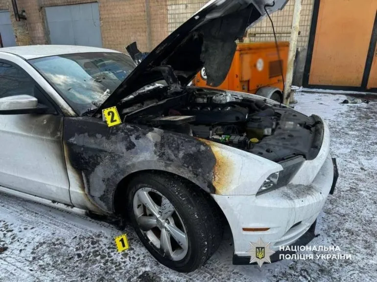 "Полювання" на елітні авто: юнак на замовлення підпалив машину у центрі Одеси, - ФОТО, ВІДЕО