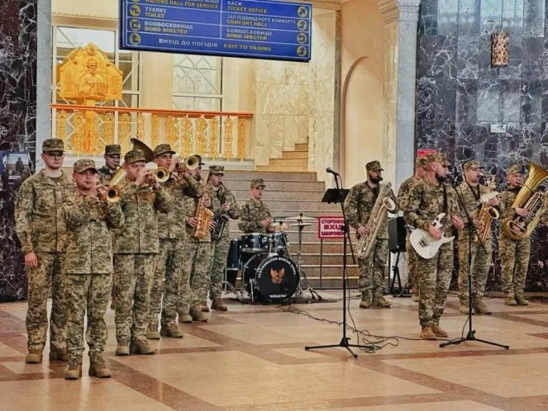Сюрприз для пасажирів: на вокзалі Одеси виступив військовий оркестр, - ФОТО