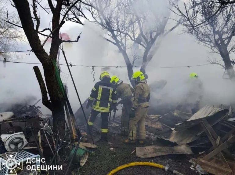 Ледь не перекинулося на будинки: під Одесою сталася пожежа