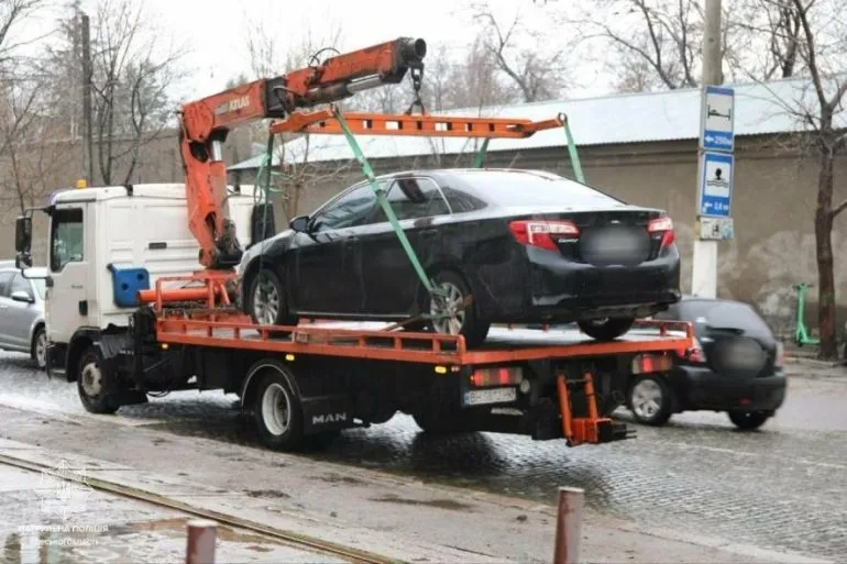 Евакуатори вже напоготові: яких правил потрібно дотримуватися одеським водіям, - ФОТО